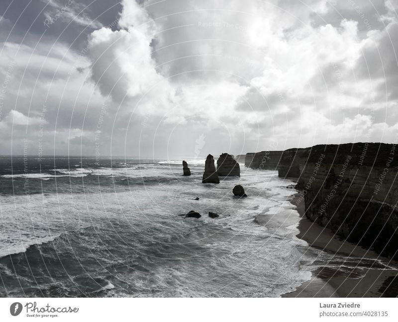 Zwölf Apostel in Australien Twelve Apostles Great Ocean Road Meer Außenaufnahme Wellen Felsen Strand Küste Wasser Himmel Ferien & Urlaub & Reisen Tag Natur