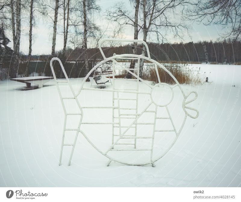 Sozialistischer Realismus Klettergerüst DDR-Vergangenheit retro früher stabil Metall weiß Tarnung Schnee Schneedecke Winter Wintertag Spielplatz verwaist leer