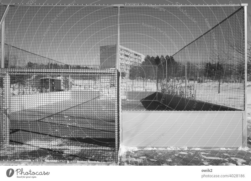 Bolzplatz Sportplatz Fußballplatz Absperrung Fassade Grundstück Totale Detailaufnahme Außenaufnahme Stadt Mauer Wand Haus Maschendrahtzaun Begrenzung