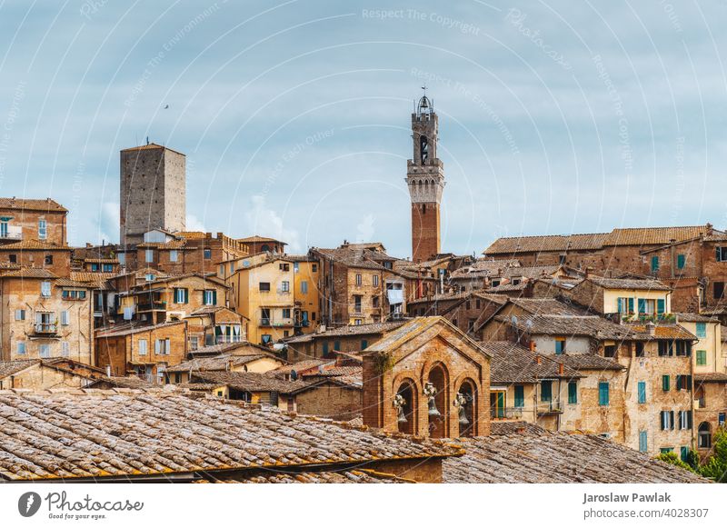 Siena, Italien - August 2020 Nachmittagsansicht der historischen Stadt Siena Straßen und Ecken Bella schick Stimmung Historie mittelalterlich Großstadt Toskana