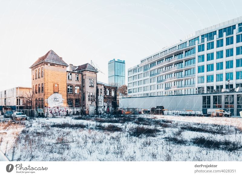 Winter in Berlin: Baulücke in Treptow außergewöhnlich Kälte Frost Eis Winterstimmung Tourismus Ausflug Umwelt Sightseeing Farbfoto Außenaufnahme Menschenleer