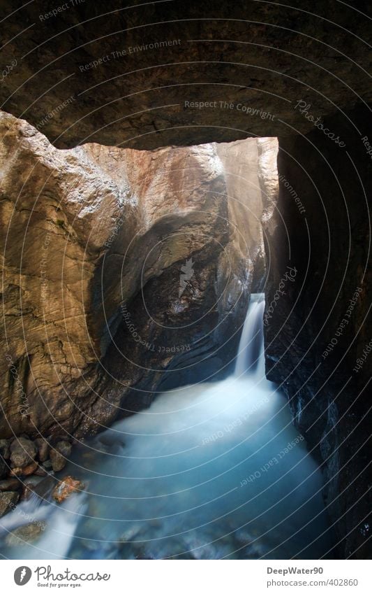 In die Tiefe Natur Urelemente Erde Luft Wasser Sommer Felsen Alpen Berge u. Gebirge Gletscher Bach Wasserfall Stein Sand beobachten entdecken frei nass blau