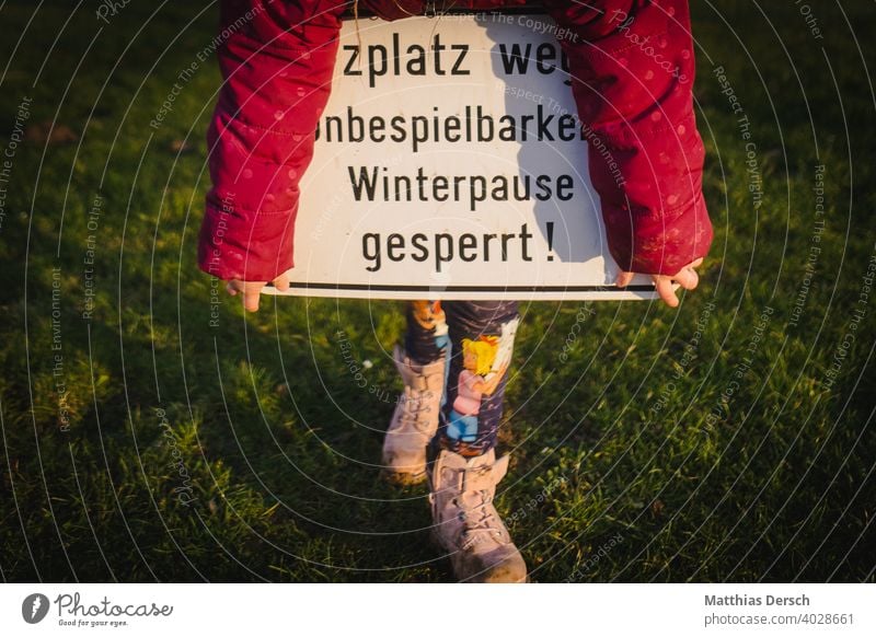 Winterpause auf dem Bolzplatz Sport Sport-Training Sportstätten Sportplatz gesperrt gesperrte Platz Schild Verbotsschild Kind Kinderspiel Rasen Rasenplatz