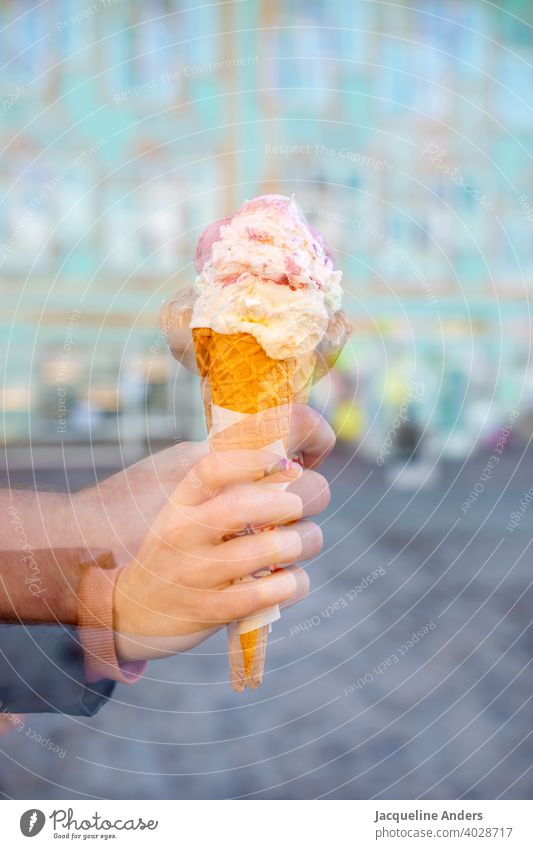 Doppelbelichtung zweier Eiswaffeln mit Eis lecker joghurteis Speiseeis Sommer Ernährung süß Lebensmittel Farbfoto Dessert Essen Waffel Erfrischung Süßwaren