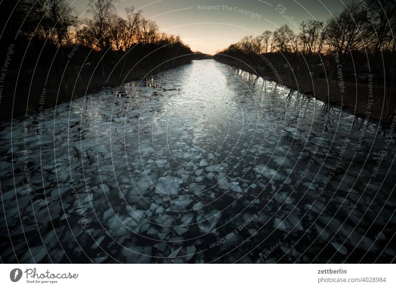 Eisschollen auf dem Hohenzollernkanal am Abend ausflug daämmerung eis eisscholle erholung ferien fluß gefroren kalt kälte landschaft natur schifffahrt see