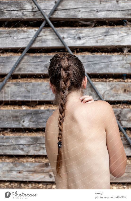 X Mensch feminin Junge Frau Jugendliche Rücken 1 18-30 Jahre Erwachsene Haare & Frisuren brünett langhaarig Zopf dünn Akt Scham rein verwundbar Farbfoto