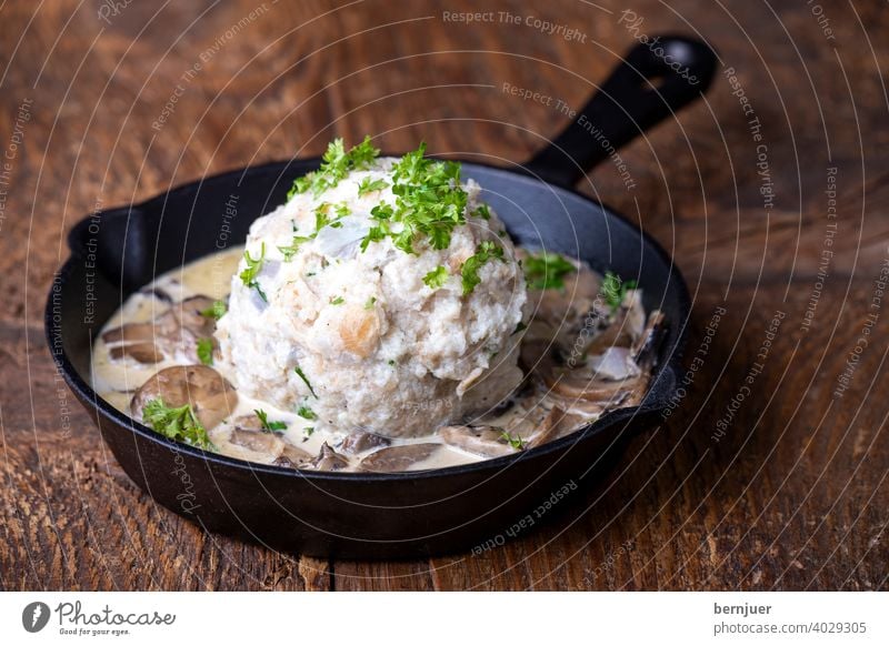 Semmelknödel mit Pilzsauce Knödel Pilze Vegetarisch gesund Pfanne Küche hausgemacht Kochen Gericht Herbst champignons Gabel fleischlos Pilzsoße KnödelGericht