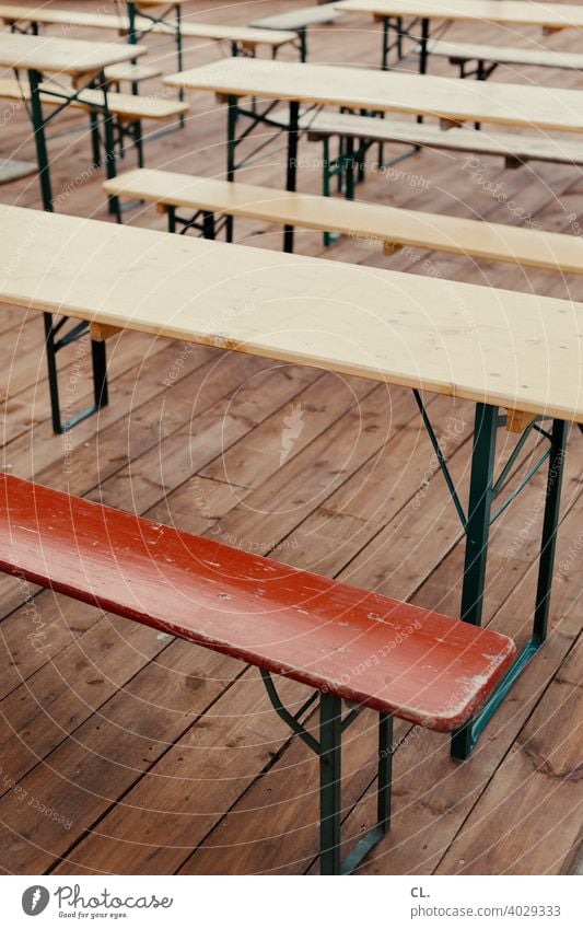 bänke und tische Bank Tisch Bänke Tische leer Lockdown Gastronomie Biergarten Bierbank geschlossen Menschenleer Sitzgelegenheit Außenaufnahme Holz Holzbank