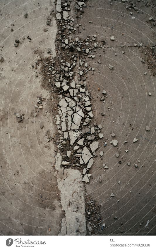 auflösung kaputt Straße alt Stein Zerstörung Verfall grau Vergänglichkeit abstrakt Strukturen & Formen Schaden Straßenschaden Schlagloch Asphalt