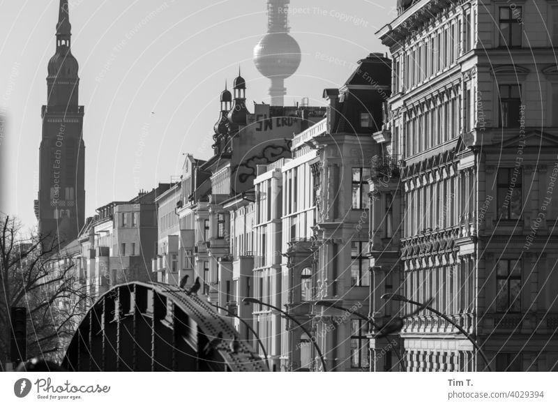 Berlin Ecke Schönhauser Allee Prenzlauer Berg Stadtzentrum Hochbahn Altstadt Hauptstadt Außenaufnahme Menschenleer Fernsehturm Altbau Altbauwohnung