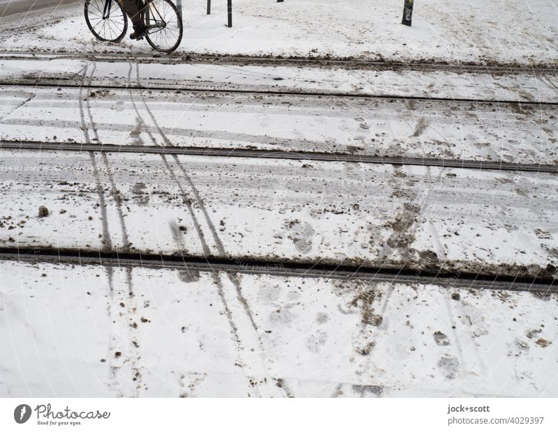 schlittern über Eis und Schnee Fußspur Schneespur Reifenspuren Schneedecke Winter Bürgersteig Frost Fahrrad Fahrradfahrer Tramschiene Berlin-Mitte kalt Straße