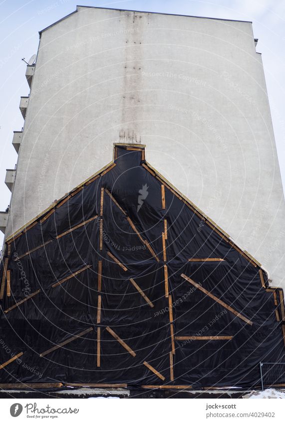 Kleines Haus mit Schornstein ist verschwunden Abriss Brandmauer Gedeckte Farben Strukturen & Formen Wandel & Veränderung Architektur Spuren Plastikplane