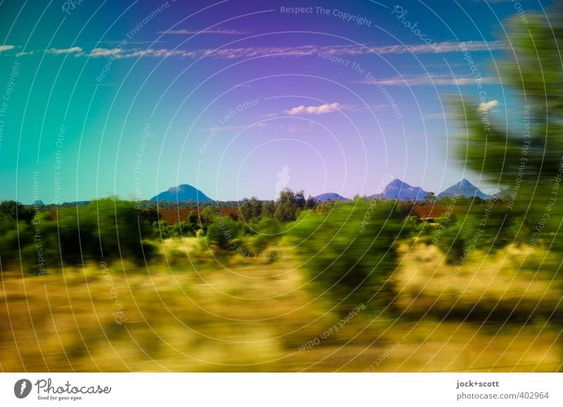 a long way off Freiheit Landschaft Wolken Horizont Baum Berge u. Gebirge Queensland fahren Ferien & Urlaub & Reisen exotisch Ferne Geschwindigkeit Fernweh