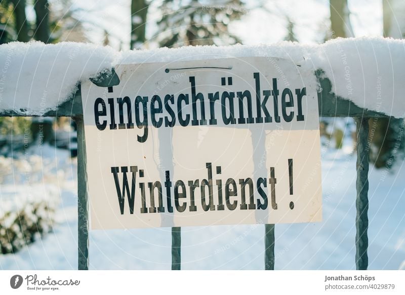 Schild eingeschränkter Winterdienst bei Schnee im Winter Achtung Fußweg Glatteis Rutschgefahr Tor Warnung Zaun schnee schippen kalt Eis Frost Außenaufnahme