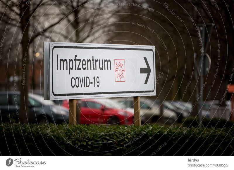 Richtungsweisendes Schild, Wegweiser zum Covid-19 Impfzentrum, Impfen, Schrift, Symbol und Pfeil Corona impfen Verimpfung Impfung Impfreihenfolge Pandemie