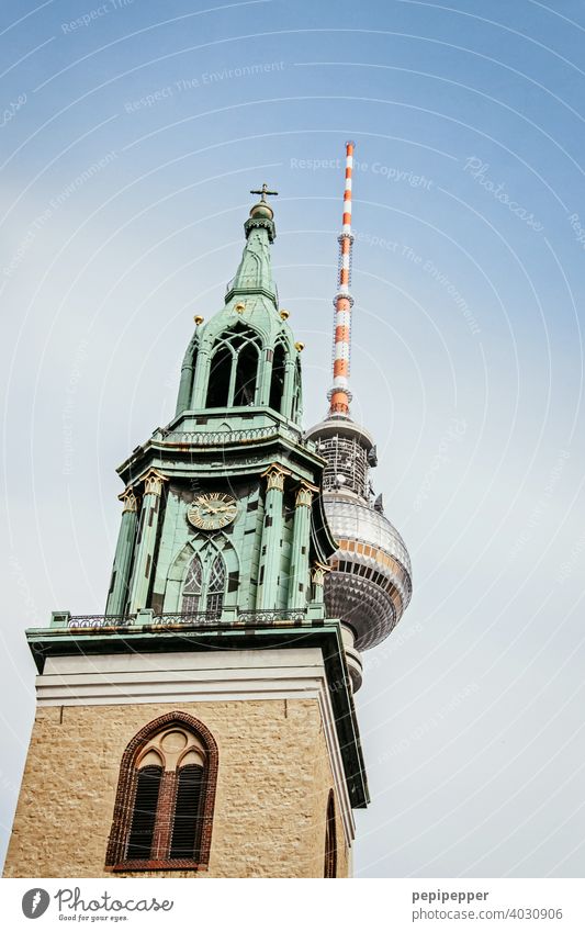 St. Marienkirche Alexanderplatz im Hintergrund Alex Fernsehturm Berlin Berliner Fernsehturm Berlin-Mitte Turm Hauptstadt Stadtzentrum Architektur Sightseeing