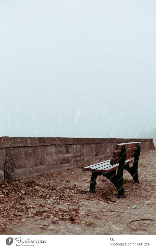 aussichtslos Bank Parkbank Sitzbank Sitzgelegenheit Mauer nebelig trist Tristesse Einsamkeit stille Ruhe melancholie verlassen leer Holzbank Winter Herbst