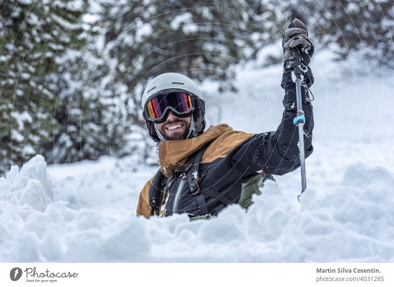 Junger Mann beim Skifahren in den Pyrenäen im Skigebiet Grandvalira in Andorra in der Zeit von Covid19 aktiv Aktivität alpin Alpen blau Stuhl kalt Tag lager