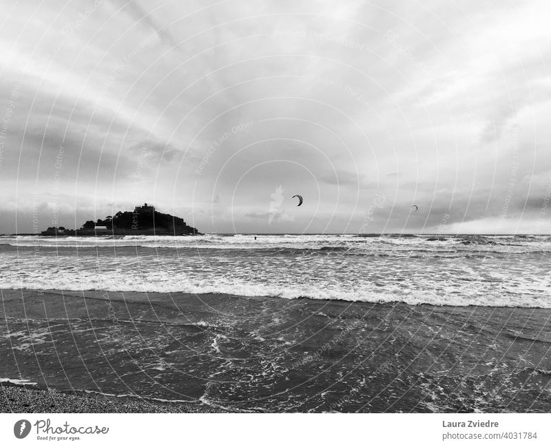 Wind in Cornwall England Landschaft Küste Natur Schönes Wetter Wasser St. Michael's Berg Burg oder Schloss Insel Wellen Wolken Windsurfing Meer Sommer Himmel