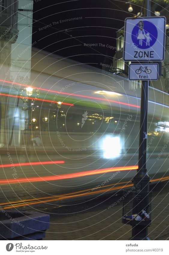 Fußgänger Linienbus Fußgängerzone Nacht Langzeitbelichtung Augsburg Verkehr Bus night time exposure