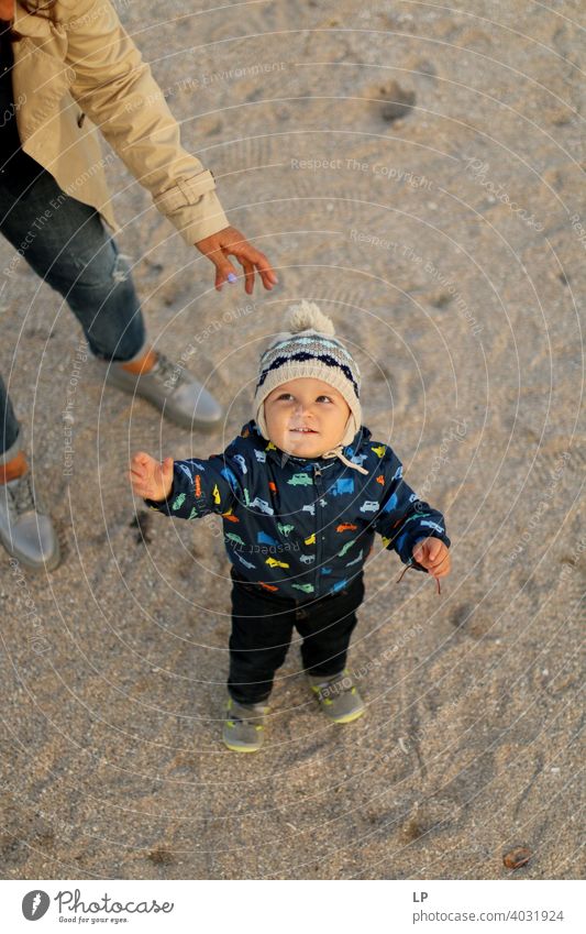 kleines Baby, das unter dem Schutz eines Erwachsenen nach oben schaut Neugier Achtsamkeit Hoffnung Wunschvorstellung Experiment Realität echte Menschen