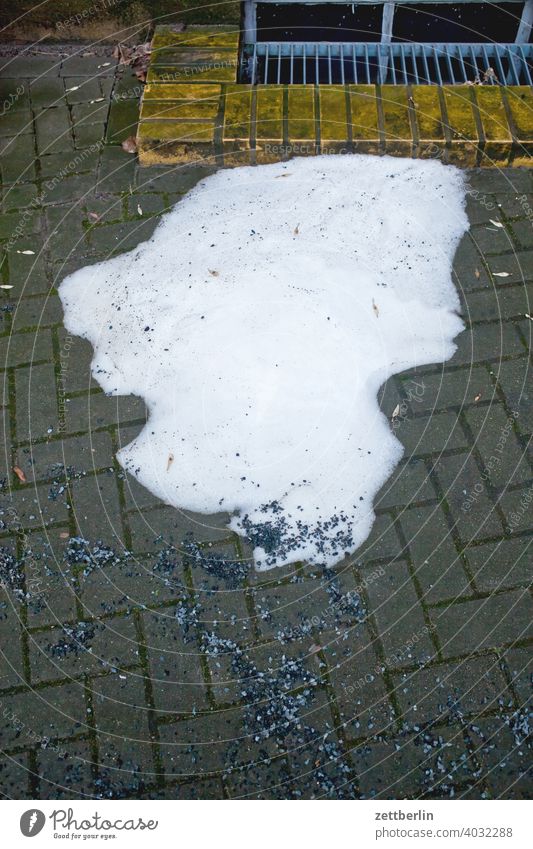 Letzter Schnee Tauwetter aufgetaut Rest Schneereste Hof Innenhof Hinterhof Streusand Streugut Sand Haushalt Hausmeister Frühling