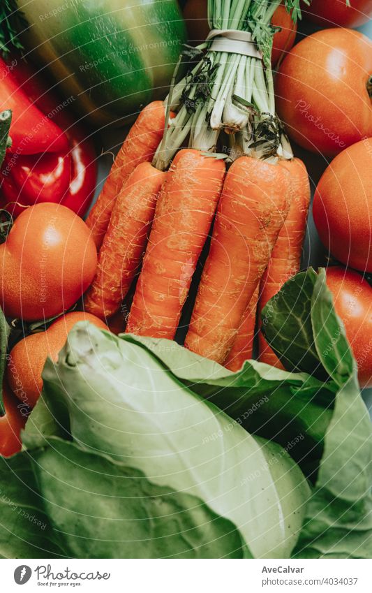 Nahaufnahme von gesunden Stillleben Früchte mit einem sehr leckeren Aspekt Äpfel und Bananen mit Wassertropfen Menschengruppe Salat Kulisse Brokkoli Gesundheit