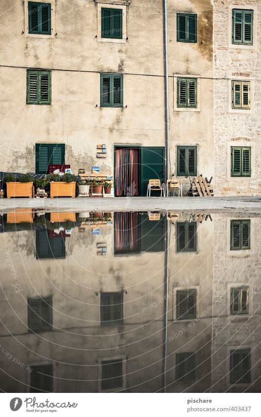 Irgendwo in Kroatien Dorf Fischerdorf Altstadt Haus Architektur Fassade Fenster Symmetrie Pfütze Farbfoto Außenaufnahme Menschenleer Tag Reflexion & Spiegelung