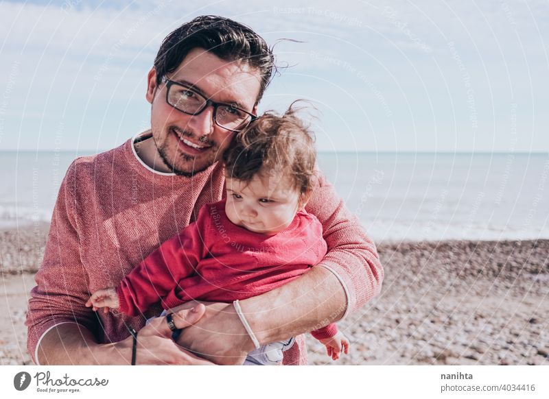 Junge Papa haben einen großen Tag am Strand mit seinem dauther Familie Baby Feiertage Fröhlichkeit Glück Familienzeit wirklich Menschen Kind kleines Mädchen