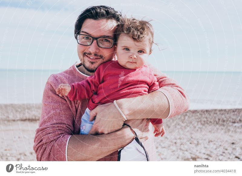 Junge Papa haben einen großen Tag am Strand mit seinem dauther Familie Baby Feiertage Fröhlichkeit Glück Familienzeit wirklich Menschen Kind kleines Mädchen