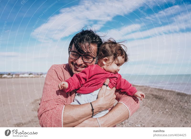 Junge Papa haben einen großen Tag am Strand mit seinem dauther Familie Baby Feiertage Fröhlichkeit Glück Familienzeit wirklich Menschen Kind kleines Mädchen