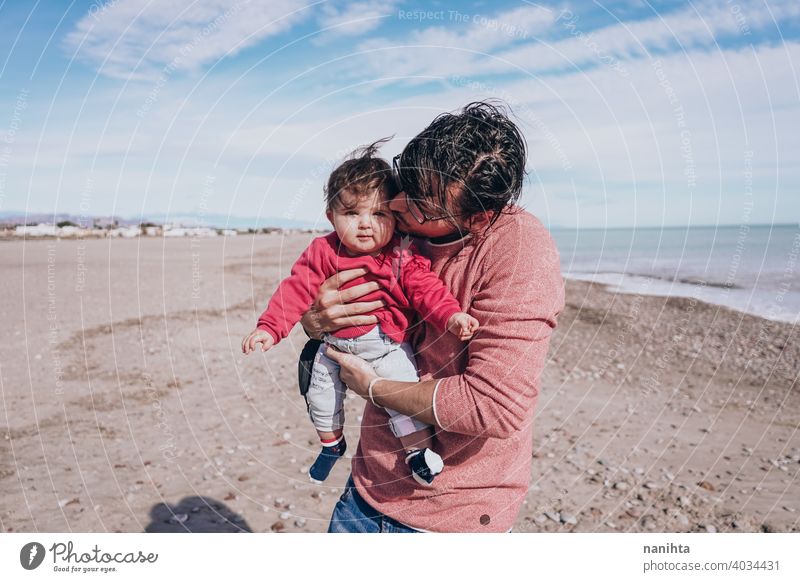 Junge Papa haben einen großen Tag am Strand mit seinem dauther Familie Baby Feiertage Fröhlichkeit Glück Familienzeit wirklich Menschen Kind kleines Mädchen