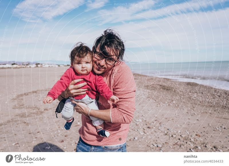 Junge Papa haben einen großen Tag am Strand mit seinem dauther Familie Baby Feiertage Fröhlichkeit Glück Familienzeit wirklich Menschen Kind kleines Mädchen