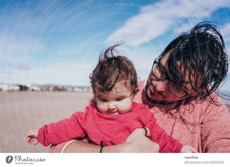 Junge Papa haben einen großen Tag am Strand mit seinem dauther Familie Baby Feiertage Fröhlichkeit Glück Familienzeit wirklich Menschen Kind kleines Mädchen