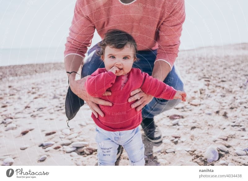 Junge Papa haben einen großen Tag am Strand mit seinem dauther Familie Baby Feiertage Fröhlichkeit Glück Familienzeit wirklich Menschen Kind kleines Mädchen