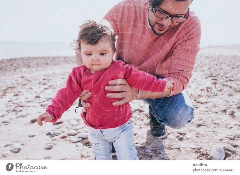 Junge Papa haben einen großen Tag am Strand mit seinem dauther Familie Baby Feiertage Fröhlichkeit Glück Familienzeit wirklich Menschen Kind kleines Mädchen