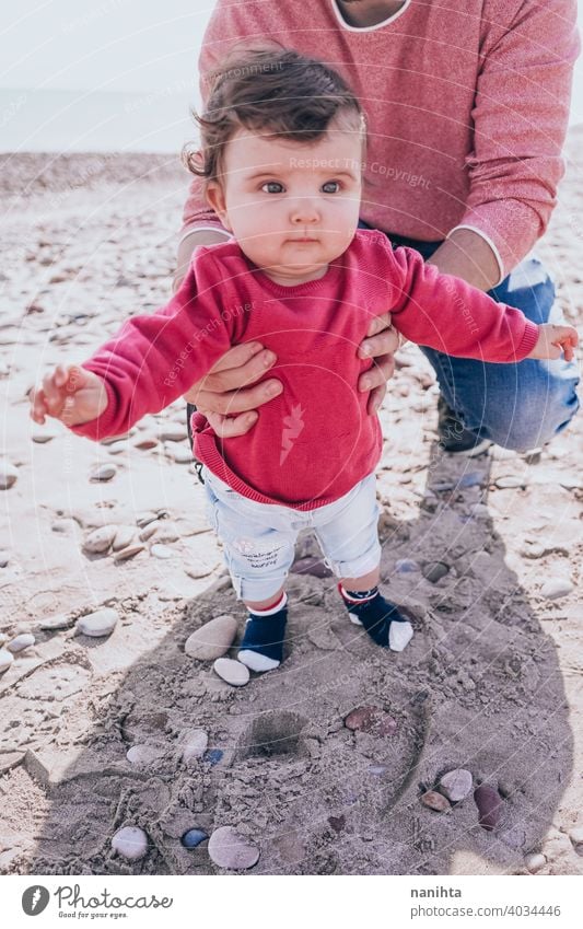 Junge Papa haben einen großen Tag am Strand mit seinem dauther Familie Baby Feiertage Fröhlichkeit Glück Familienzeit wirklich Menschen Kind kleines Mädchen