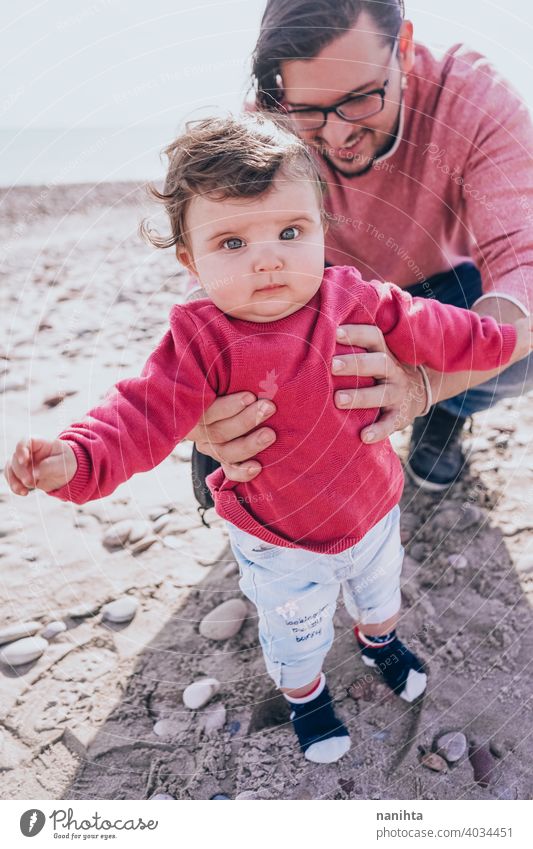 Junge Papa haben einen großen Tag am Strand mit seinem dauther Familie Baby Feiertage Fröhlichkeit Glück Familienzeit wirklich Menschen Kind kleines Mädchen