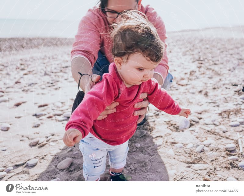 Junge Papa haben einen großen Tag am Strand mit seinem dauther Familie Baby Feiertage Fröhlichkeit Glück Familienzeit wirklich Menschen Kind kleines Mädchen