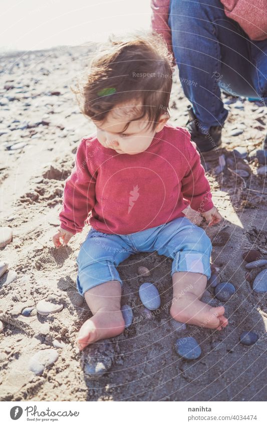 Junge Papa haben einen großen Tag am Strand mit seinem dauther Familie Baby Feiertage Fröhlichkeit Glück Familienzeit wirklich Menschen Kind kleines Mädchen