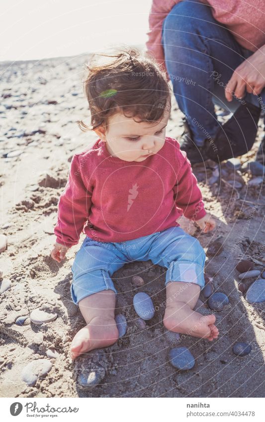 Junge Papa haben einen großen Tag am Strand mit seinem dauther Familie Baby Feiertage Fröhlichkeit Glück Familienzeit wirklich Menschen Kind kleines Mädchen