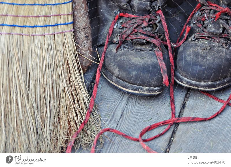 Rote Schnürsenkel von der Alm Ferien & Urlaub & Reisen Berge u. Gebirge wandern Alpen rot bescheiden Arbeit & Erwerbstätigkeit Stiefel Arbeitsschuhe Schuhbänder