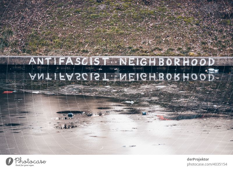 Antifascist Neighborhood Graffito in Neukölln mit Eisfläche im Vordergrund Winterstimmung Kälte Landwehrkanal Kanal Grafik u. Illustration Freizeit & Hobby