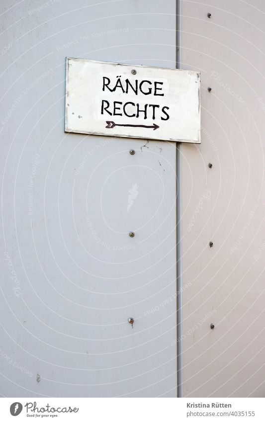 ränge rechts hinweisschild am theater richtung pfeil gebäude detail weg wegweiser orientierung richtungsweisend plätze sitzplätze zuschauerränge symbolisch