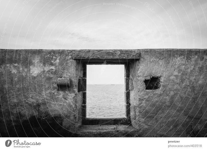 Das Fenster Umwelt Natur Landschaft Urelemente Erde Himmel Klima Wetter Wellen Küste Meer Dorf Fischerdorf Haus Gefühle Senior verfallen Ruine Schwarzweißfoto