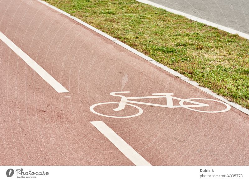 Leerer Fahrradweg in der Stadtstraße Weg Zyklus Fahrspur Straße Bahn Symbol Zeichen urban Großstadt Radfahrer Verkehr im Freien Sport Asphalt Transport Übung