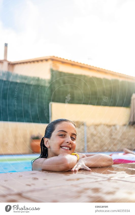 Lustiges Kind lächelnd auf einem Pool Seite 6 Jahre alt aktiv Afroamerikaner Hintergrund Strand schwarz blau Junge Brüder Kinder Textfreiraum copyspace Tochter