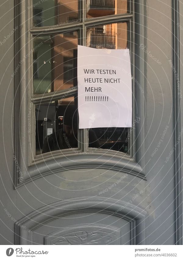 Corona-Pandemie: Aushang an Haustür "Wir testen heute nicht mehr!" / Foto: Alexander Hauk flyer Außenaufnahme Panoramafreiheit grau Glas Papier coronavirus