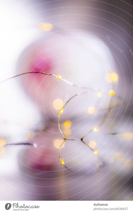 Bokeh Aufnahme eines Leuchtdrahts defokussiert rosa soft kalt Hintergrundbild bokeh bokeh lichter Bokeh Hintergrund Lichterdraht lichterkette abstrakt Unschärfe