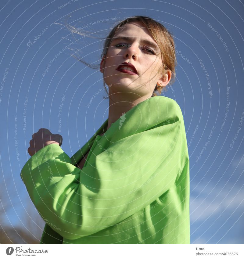 Frau in grüner Jacke frau jacke himmel sonnig blond langhaarig stylish Blick in die Kamera Schönes Wetter drehung skeptisch